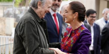 Sheinbaum llama “símbolo de resistencia” a Joan Manuel Serrat durante visita al BSC