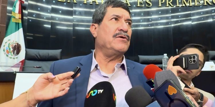 Corral descarta “linchamiento” a Maru Campos en el Senado y defiende reunión “institucional”