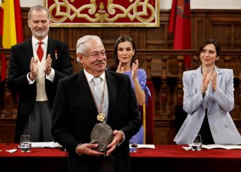 Felipe VI destaca que México y España son “más que hermanos” al entregar el Premio Cervantes