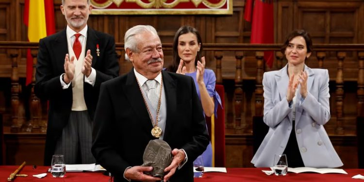 Felipe VI destaca que México y España son “más que hermanos” al entregar el Premio Cervantes