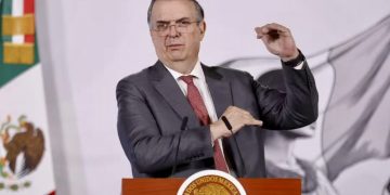 Sheinbaum cierra filas con Ebrard; descarta cambios en Economía