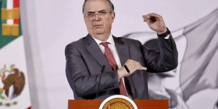 Sheinbaum cierra filas con Ebrard; descarta cambios en Economía