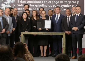 Sheinbaum pacta “cero comisiones” en gasolinas para frenar alza y proteger el bolsillo