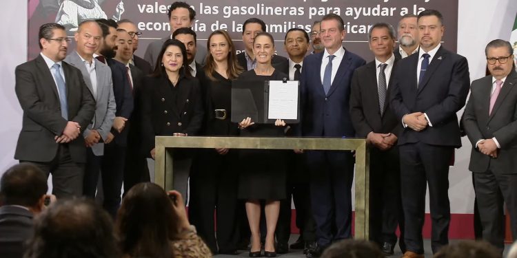 Sheinbaum pacta “cero comisiones” en gasolinas para frenar alza y proteger el bolsillo
