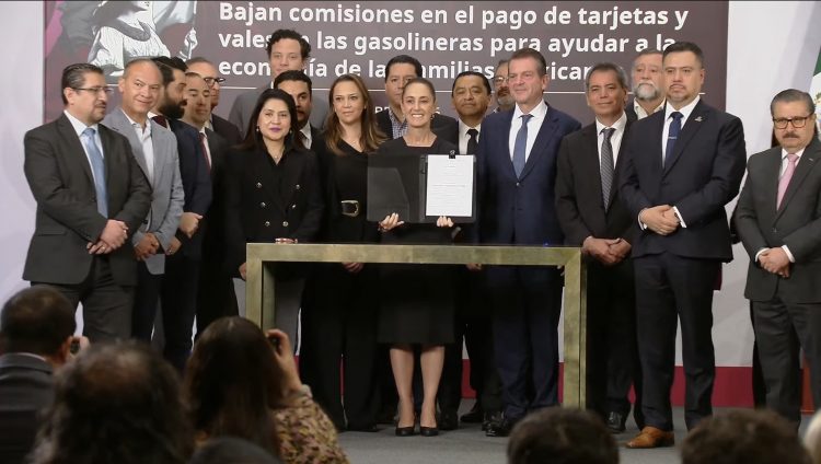 Sheinbaum pacta “cero comisiones” en gasolinas para frenar alza y proteger el bolsillo