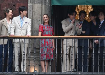 Sheinbaum recibe a BTS y desata concentración de 50 mil jóvenes en el Zócalo 