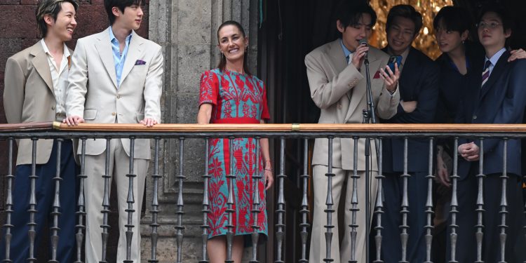 Sheinbaum recibe a BTS y desata concentración de 50 mil jóvenes en el Zócalo 