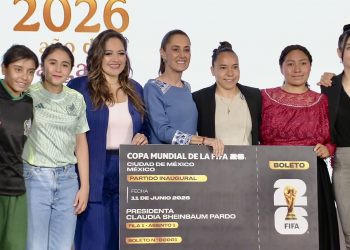Sheinbaum entrega su boleto para la inauguración del Mundial a ganadora de concurso nacional