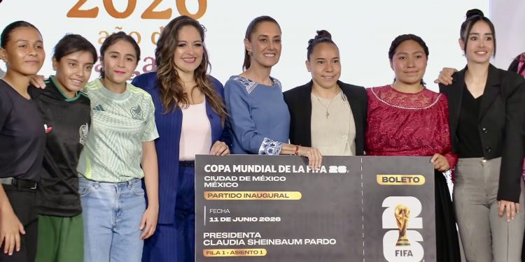 Sheinbaum entrega su boleto para la inauguración del Mundial a ganadora de concurso nacional