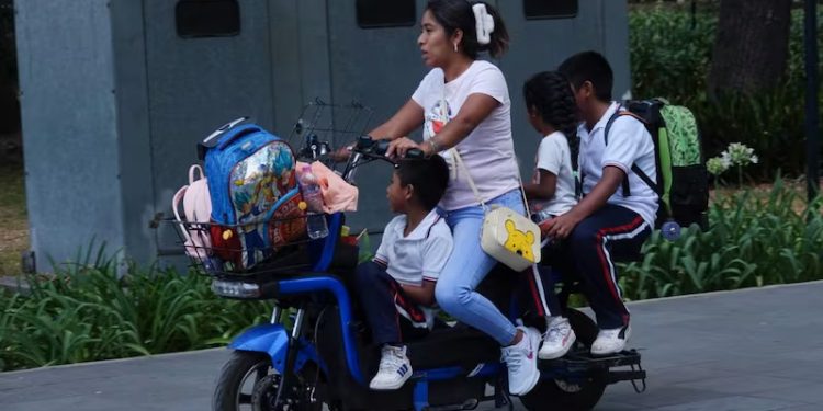 CDMX pone orden: scooters y bicis eléctricas deberán emplacarse desde julio