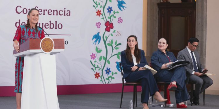 Claudia Sheinbaum defiende la mañanera ante “fake news” y acusa campañas desde el extranjero
