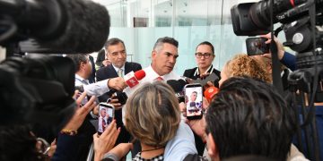 “Alito” Moreno cierra filas con Maru Campos ante amenaza de juicio político
