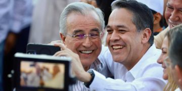 Enrique Díaz, exsecretario de Finanzas de Sinaloa, se entrega en EU; lo ligan a “Los Chapitos” y a operación electoral de Rocha Moya