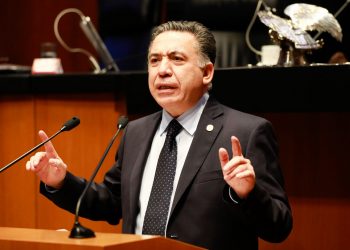 Enrique Inzunza comparece ante la FGR y confirma presencia en el Senado en periodo extraordinario