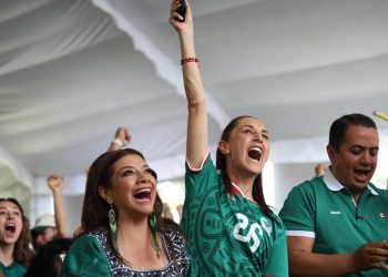Sheinbaum se funde con la afición para celebrar la histórica victoria de México