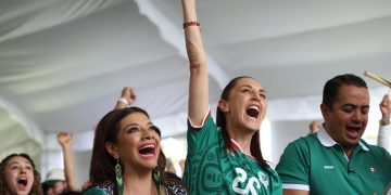 Sheinbaum se funde con la afición para celebrar la histórica victoria de México