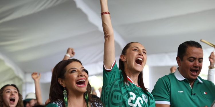 Sheinbaum se funde con la afición para celebrar la histórica victoria de México