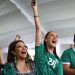 Sheinbaum se funde con la afición para celebrar la histórica victoria de México
