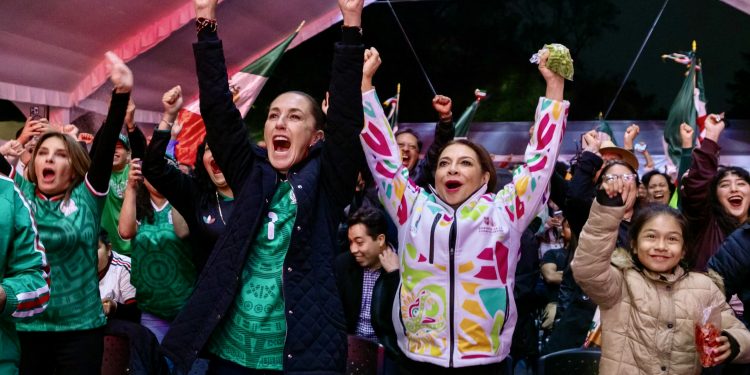 Euforia tricolor: Sheinbaum canta “El Rey” tras la victoria de México sobre Ecuador