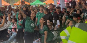 Sheinbaum sorprende en el Deportivo Hermanos Galeana para alentar a México en su debut mundialista