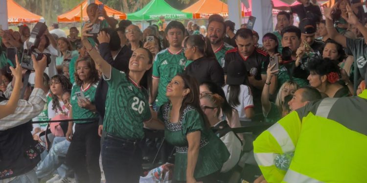 Sheinbaum sorprende en el Deportivo Hermanos Galeana para alentar a México en su debut mundialista
