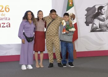 Sheinbaum recibe al Pato Merlín y promete apoyo a su familia tras fenómeno viral del Mundial