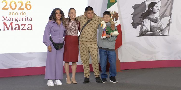 Sheinbaum recibe al Pato Merlín y promete apoyo a su familia tras fenómeno viral del Mundial