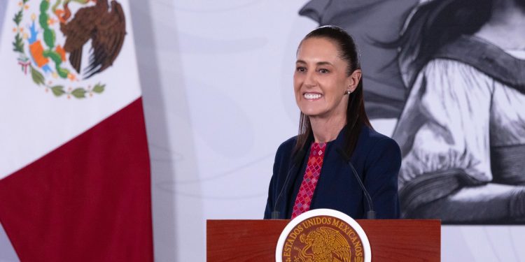 Tras reaparición de Fox y Calderón, Sheinbaum acusa hipocresía y defiende la 4T