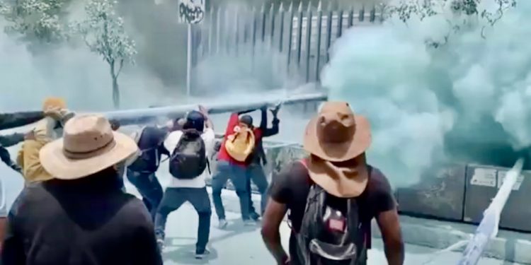 CNTE lleva protestas a la SEP; maestros realizan destrozos y bloquean avenida Universidad