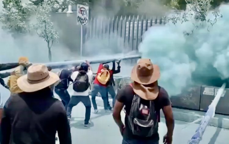 CNTE lleva protestas a la SEP; maestros realizan destrozos y bloquean avenida Universidad