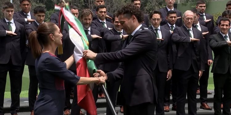 “La patria confía en ustedes”: Sheinbaum entrega la bandera a la Selección rumbo al Mundial 2026