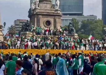 El Ángel fue una fiesta: miles celebran bajo la lluvia el debut triunfal de México