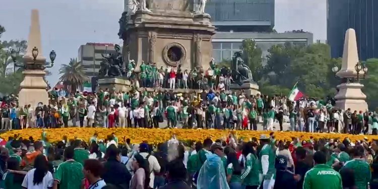 El Ángel fue una fiesta: miles celebran bajo la lluvia el debut triunfal de México