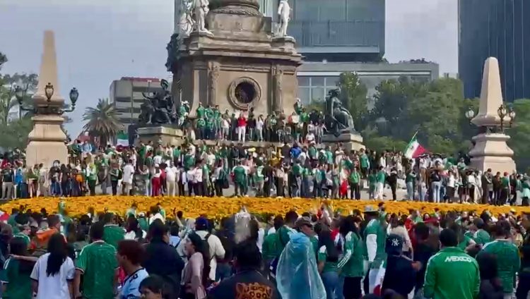 El Ángel fue una fiesta: miles celebran bajo la lluvia el debut triunfal de México