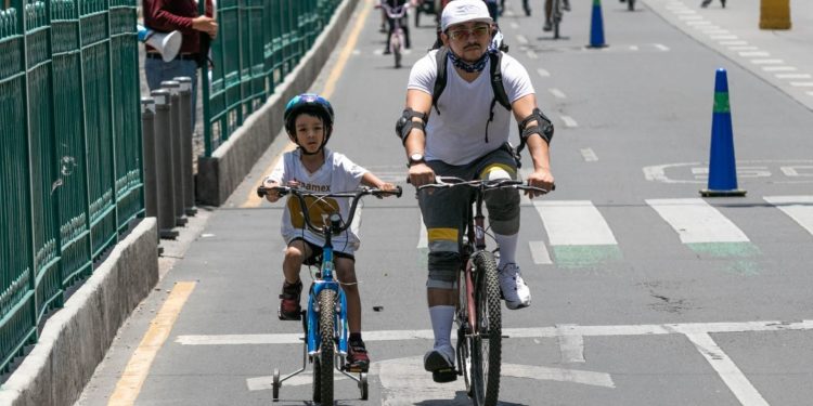 Sheinbaum felicita a los papás y destaca su papel en la construcción de un mejor México