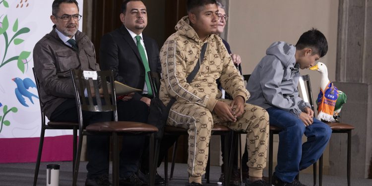 Sheinbaum defiende atención a madres buscadoras y aclara reunión con “Pato Merlín”