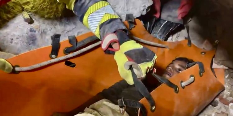 Ejército Mexicano rescata con vida a niño de 11 años atrapado bajo los escombros tras terremotos en Venezuela