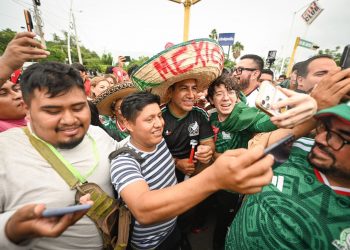 Chiapas celebra en grande el debut ganador de México; Eduardo Ramírez se une al festejo popular