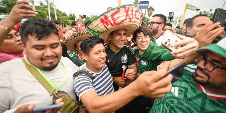 Chiapas celebra en grande el debut ganador de México; Eduardo Ramírez se une al festejo popular