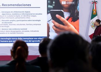 Sheinbaum va contra los algoritmos adictivos; abre debate nacional para regular redes sociales en menores