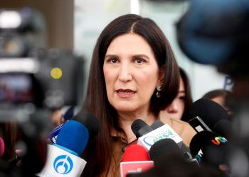 Kenia López plantea regular redes sociales para menores, no prohibir