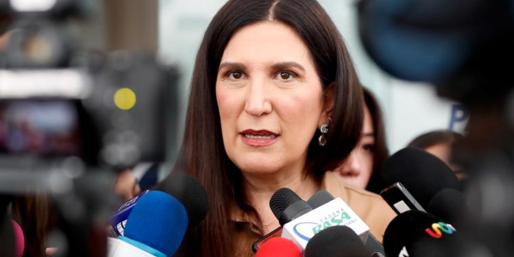 Kenia López plantea regular redes sociales para menores, no prohibir