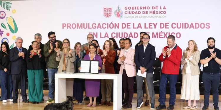Promulga Clara Brugada la primera Ley de Cuidados del país; busca reconocer el cuidado como un derecho