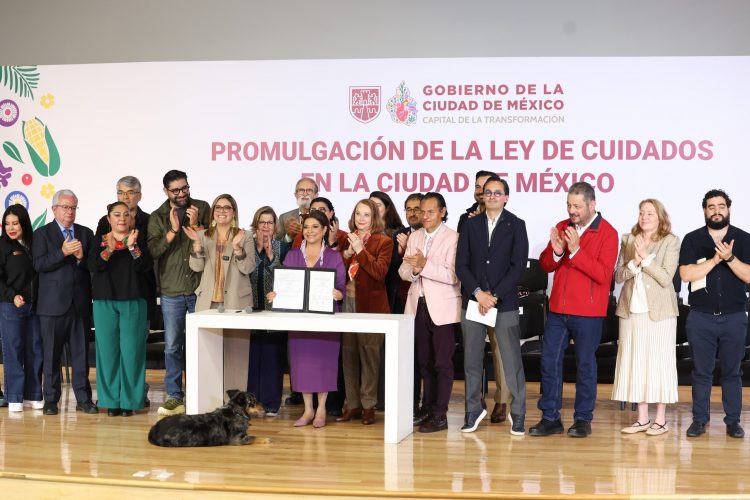 Promulga Clara Brugada la primera Ley de Cuidados del país; busca reconocer el cuidado como un derecho