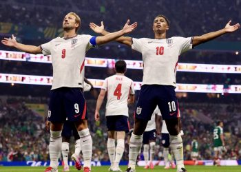 México se queda cerca de la hazaña; Inglaterra resiste con diez y sigue adelante
