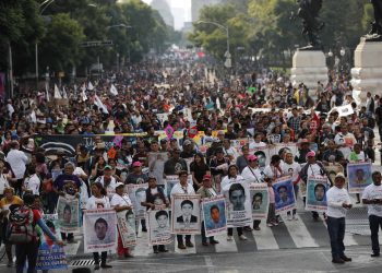 Sheinbaum marca distancia de informe de CNDH y garantiza continuidad en investigación de los 43