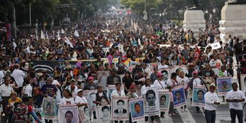 Sheinbaum marca distancia de informe de CNDH y garantiza continuidad en investigación de los 43