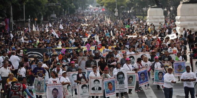 Sheinbaum marca distancia de informe de CNDH y garantiza continuidad en investigación de los 43