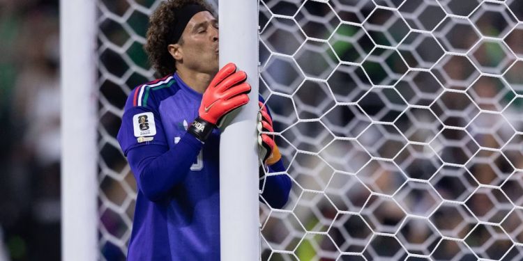 Tras 22 años bajo los tres postes, Memo Ochoa anuncia su retiro