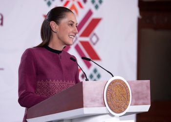 Sheinbaum impulsa regulación del uso de celulares en escuelas con respaldo de casi 70% de los padres